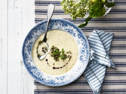 Selleriecremesuppe mit Meerrettich-Gremolata
